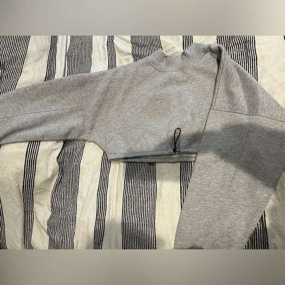 ACTA Signature Cropped Sweater - Picture 2 of 5